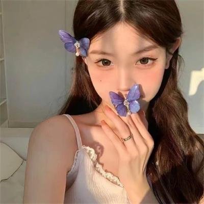 落在她身边